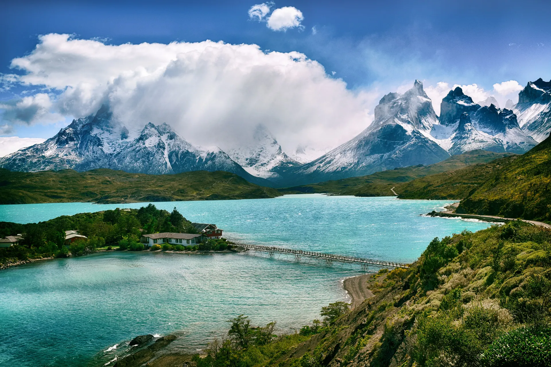 Torres del Paine reflejadas en un lago de la Patagonia